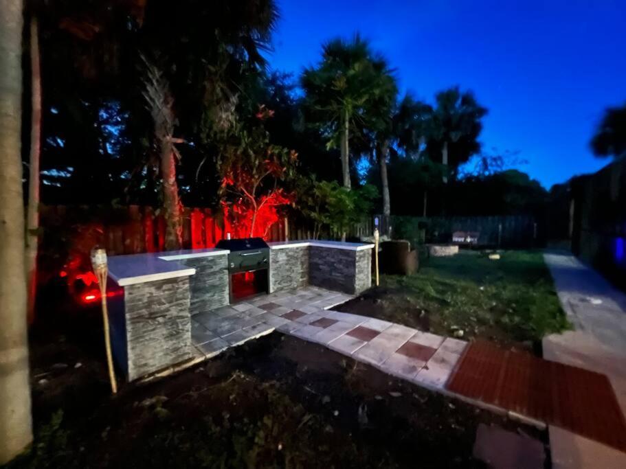 הוילה Frontenac Poolside Cocoa Oasis W/ Tiki Bar! מראה חיצוני תמונה